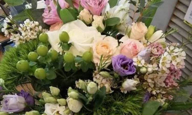 Bouquet fleurs roses blanches